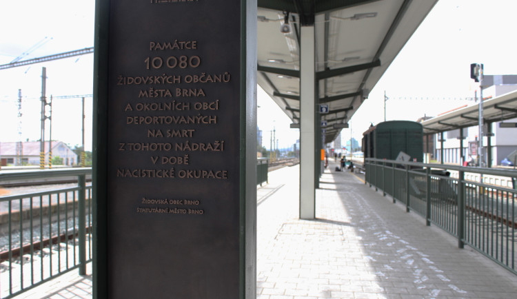 Brno si připomíná tragické osudy odsunutých Židů. Na nádraží jim dalo pomník