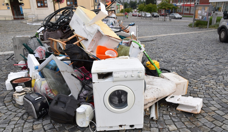 ANKETA: Trapný a ubohý krok města, chudáci turisté. Vystavený odpad na žďárském náměstí lidé hodnotí kriticky
