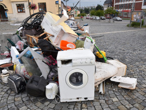ANKETA: Trapný a ubohý krok města, chudáci turisté. Vystavený odpad na žďárském náměstí lidé hodnotí kriticky