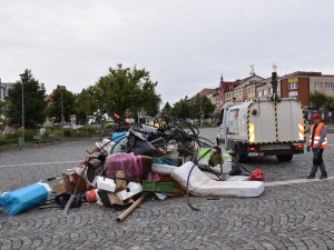 ANKETA: Trapný a ubohý krok města, chudáci turisté. Vystavený odpad na žďárském náměstí lidé hodnotí kriticky