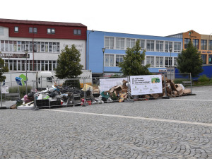 ANKETA: Trapný a ubohý krok města, chudáci turisté. Vystavený odpad na žďárském náměstí lidé hodnotí kriticky