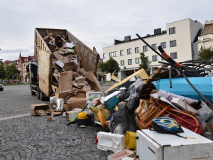 ANKETA: Trapný a ubohý krok města, chudáci turisté. Vystavený odpad na žďárském náměstí lidé hodnotí kriticky
