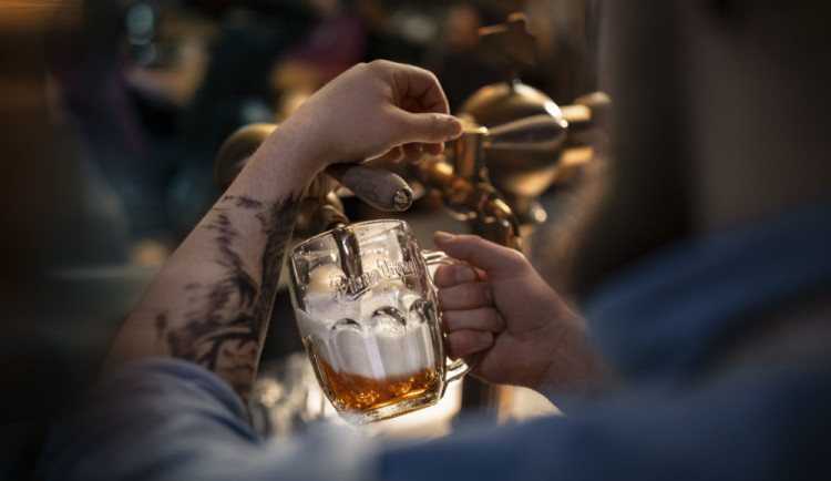 Za čepované i balené plzeňské pivo si od října připlatíme, důvodem jsou podle pivovaru trvale rostoucí náklady