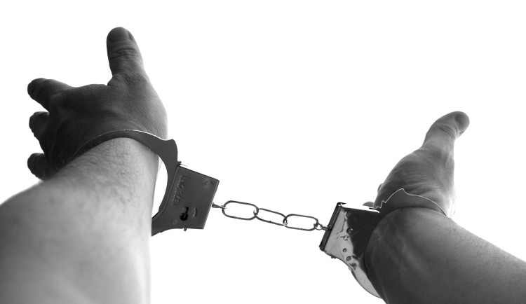 Agresivní opilec si dovoloval na policii, skončil proto v poutech. Na záchytce se pak vydával za svého bratra