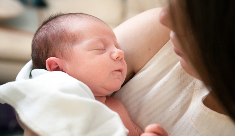 Vědkyně: Délka pobytu v nemocnici po porodu se zvyšuje s vyšším věkem rodiček