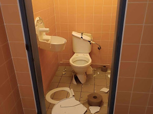 Vyrvané dveře, pisoáry, umyvadla. Agresivní pacient zdemoloval pánské záchody v pelhřimovské nemocnici