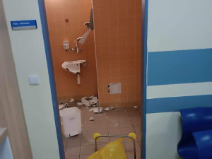 Vyrvané dveře, pisoáry, umyvadla. Agresivní pacient zdemoloval pánské záchody v pelhřimovské nemocnici