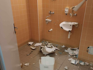 Vyrvané dveře, pisoáry, umyvadla. Agresivní pacient zdemoloval pánské záchody v pelhřimovské nemocnici