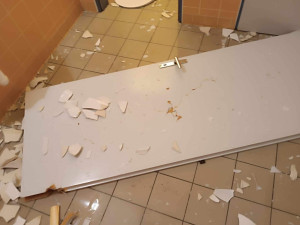 Vyrvané dveře, pisoáry, umyvadla. Agresivní pacient zdemoloval pánské záchody v pelhřimovské nemocnici