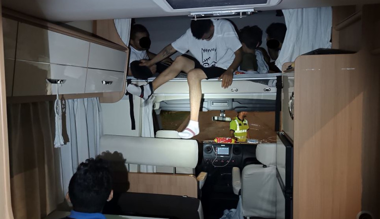 Vysočinou projížděli další migranti. Policie zadržela 27 běženců ze Sýrie, z toho bylo jedno dítě