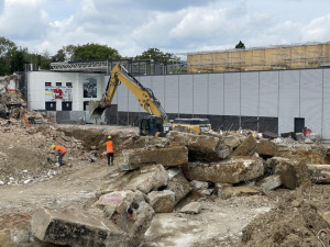 Demolice zimáku, měsíc po začátku. Zatím jsem všichni spokojeni, máme několik týdnů náskok, říká radní Beke
