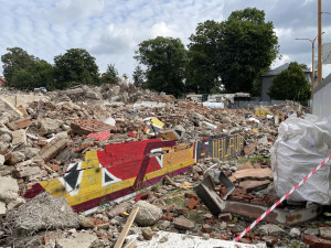 Demolice zimáku, měsíc po začátku. Zatím jsem všichni spokojeni, máme několik týdnů náskok, říká radní Beke