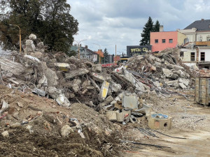 Demolice zimáku, měsíc po začátku. Zatím jsem všichni spokojeni, máme několik týdnů náskok, říká radní Beke