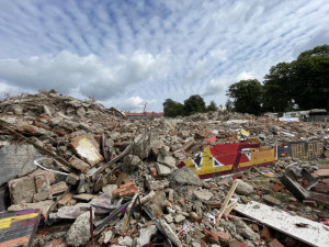 Demolice zimáku, měsíc po začátku. Zatím jsem všichni spokojeni, máme několik týdnů náskok, říká radní Beke