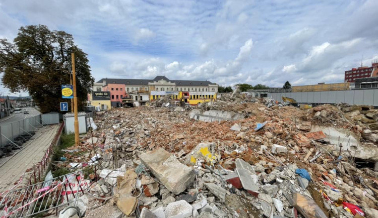 Demolice zimáku, měsíc po začátku. Zatím jsem všichni spokojeni, máme několik týdnů náskok, říká radní Beke
