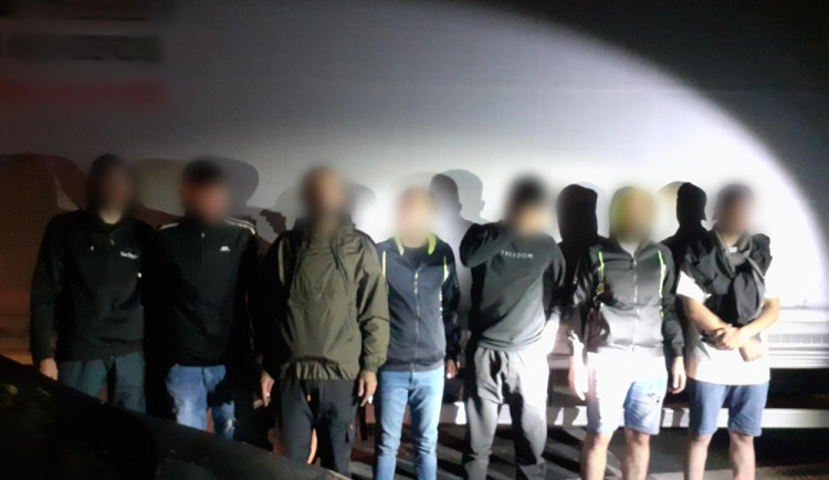 Vysočinští celníci zachytili za jediný týden dalších 28 migrantů. Převaděči riskují, jeden jel v noci dvoustovkou bez světel
