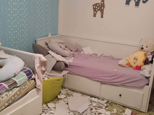 Obyvatelům Kainarovy ulice v Jihlavě padají stropy na hlavu. Situace je vážná, ale zhotovitel to neřeší, stěžují si