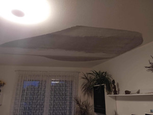 Obyvatelům Kainarovy ulice v Jihlavě padají stropy na hlavu. Situace je vážná, ale zhotovitel to neřeší, stěžují si