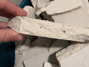 Obyvatelům Kainarovy ulice v Jihlavě padají stropy na hlavu. Situace je vážná, ale zhotovitel nereaguje, stěžují si