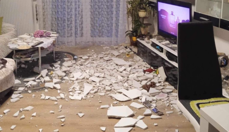 Obyvatelům Kainarovy ulice v Jihlavě padají stropy na hlavu. Situace je vážná, ale zhotovitel to neřeší, stěžují si