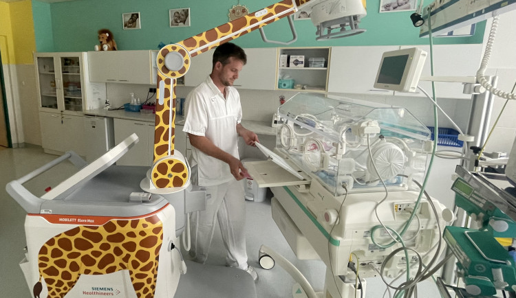 FOTO: Nemocnice v Jihlavě má tři nové pojízdné rentgeny. Ten se žirafou se může dát i pod inkubátor