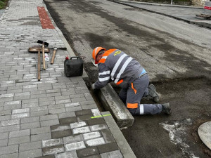 Oprava silnice na hranici krajů skončí o dva měsíce dřív. Nový povrch řidiči otestují už na konci října