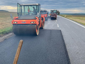 Oprava silnice na hranici krajů skončí o dva měsíce dřív. Nový povrch řidiči otestují už na konci října