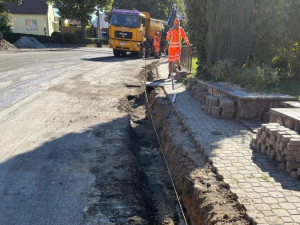 Oprava silnice na hranici krajů skončí o dva měsíce dřív. Nový povrch řidiči otestují už na konci října