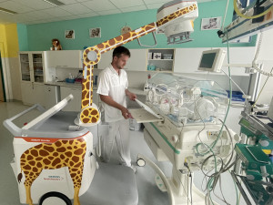 FOTO: Nemocnice v Jihlavě má tři nové pojízdné rentgeny. Ten se žirafou se může dát i pod inkubátor