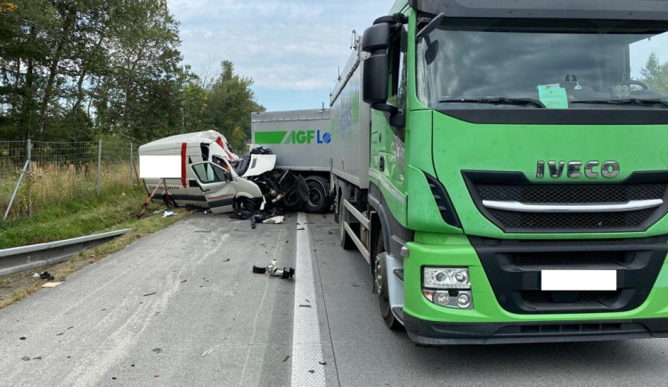 Na dálnici D1 na Vysočině zemřel při dopolední nehodě řidič dodávky