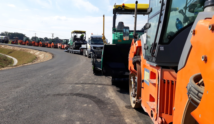 FOTO: Na nový obchvat Havlíčkova Brodu padne skoro 40 tisíc tun asfaltu. Hotový bude do Vánoc