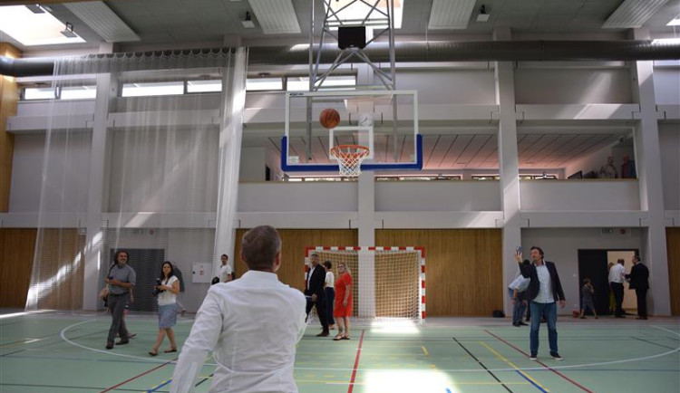 FOTO: Florbal, volejbal či házená. Nová sportovní hala ve Žďáru je hotová, vyšla na 143 milionů korun