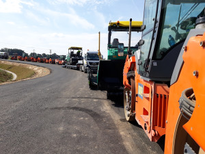 FOTO: Na nový obchvat Havlíčkova Brodu padne skoro 40 tisíc tun asfaltu. Hotový bude do Vánoc