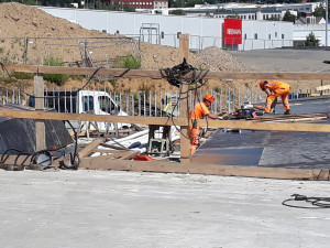 FOTO: Na nový obchvat Havlíčkova Brodu padne skoro 40 tisíc tun asfaltu. Hotový bude do Vánoc