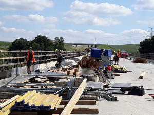 FOTO: Na nový obchvat Havlíčkova Brodu padne skoro 40 tisíc tun asfaltu. Hotový bude do Vánoc