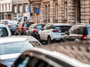 Po Jihlavě i v Havlíčkově Brodě bude od října platit nový systém parkování kvůli regulaci aut