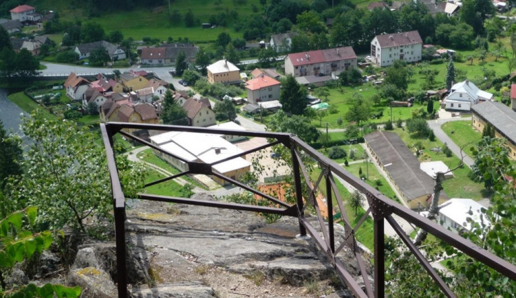 Nad Vírem se majestátně tyčí skála Klubačice. Nabízí lákavé výhledy do okolí