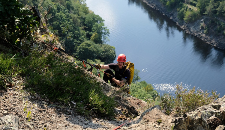 Pražští hasiči lezli po skalách. Cvičili záchranu zraněných osob