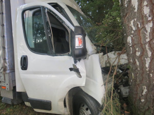 Mladý řidič se napil alkoholu a sedl za volant. Měl nehodu, po nárazu do stromu skončil v nemocnici