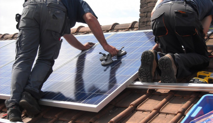 Velké i malé obce na Vysočině dávají fotovoltaické panely na střechy škol i kulturních domů