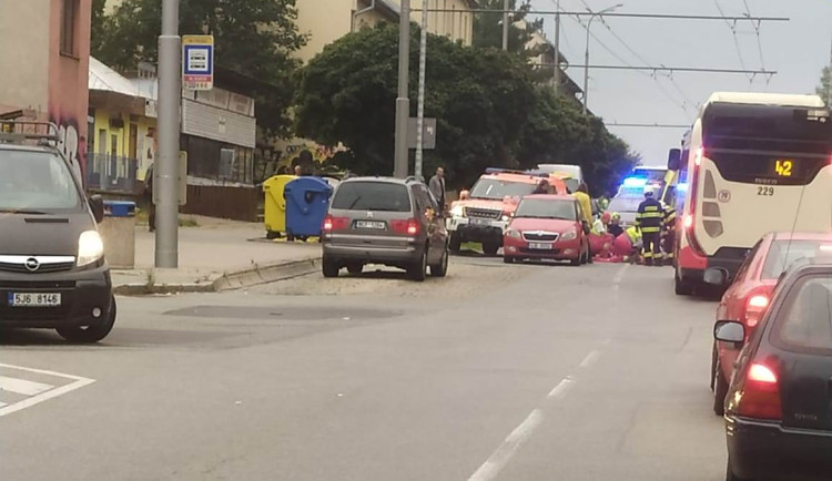 Vážná nehoda v jihlavské Havlíčkově ulici. Auto srazilo malou holčičku, byla převezena do nemocnice