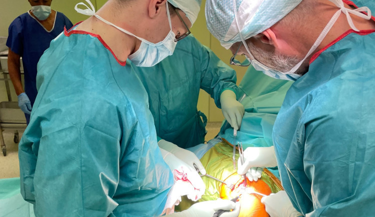 Lékaři v Jihlavě provedli unikátní operaci ramen. Pacientka je navíc Jehovistkou, nesmí přijmout cizí krev