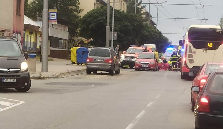 Ranní nehoda v Havlíčkově ulici. Auto srazilo malou holčičku, byla převezena do nemocnice