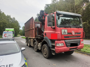 FOTO: Řidič, který vezl železo, měl přetížené vozidlo o 10 tun. Policie mu dala pokutu 11 tisíc korun