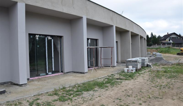 Podívejte se, jak pokračuje stavba krajského hospice. V pondělí se začnou betonovat podlahy
