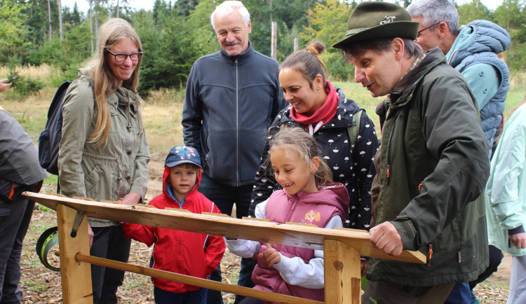 Den za obnovu lesa u Třeště zaujal stovky lidí. Viděly, jak pracuje harvestor i pětiletý tažný kůň