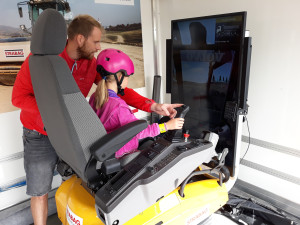 VIDEO: Na obchvat Brodu dorazili cyklisté, koloběžkáři i lidé s kočárky. Do Vánoc ho otestují už i řidiči v autech