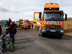 VIDEO: Na obchvat Brodu dorazili cyklisté, koloběžkáři i lidé s kočárky. Do Vánoc ho otestují už i řidiči v autech