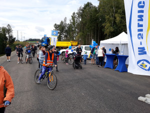 VIDEO: Na obchvat Brodu dorazili cyklisté, koloběžkáři i lidé s kočárky. Do Vánoc ho otestují už i řidiči v autech