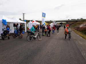 VIDEO: Na obchvat Brodu dorazili cyklisté, koloběžkáři i lidé s kočárky. Do Vánoc ho otestují už i řidiči v autech